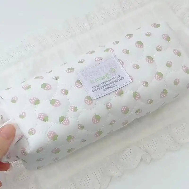 Weiche, gesteppte Federtasche mit schönem Erdbeer-Print und großem Fassungsvermögen, perfekt für Schüler und zur Aufbewahrung von Büromaterial. – Detail 3