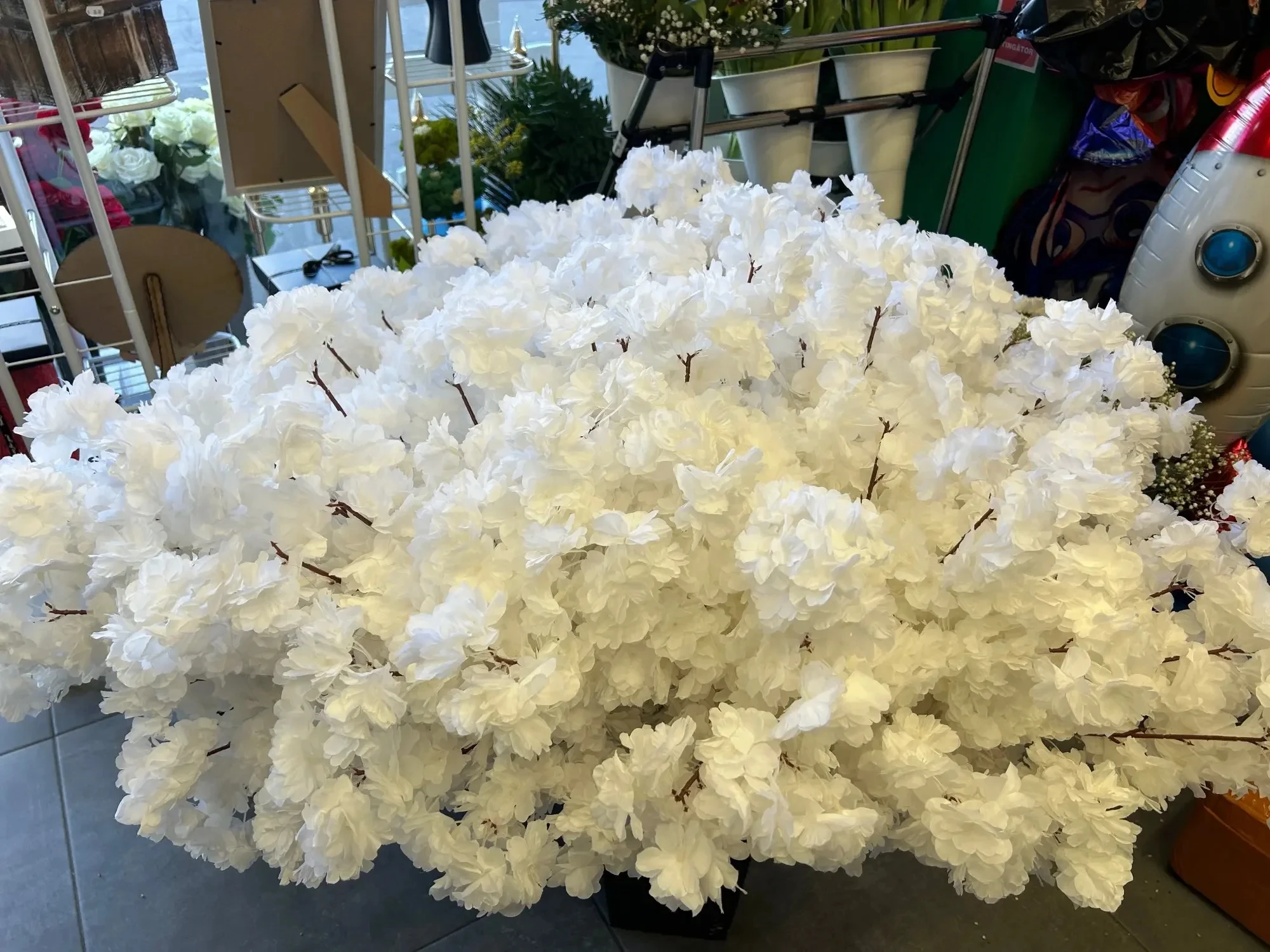 50-600 Stück 140-köpfige künstliche Blumen, Kirschblüten, Hochzeitsbogen-Dekoration, Kunstblumen, Seidenhortensien, weiße Zweige, Heimdekoration – Detail 8