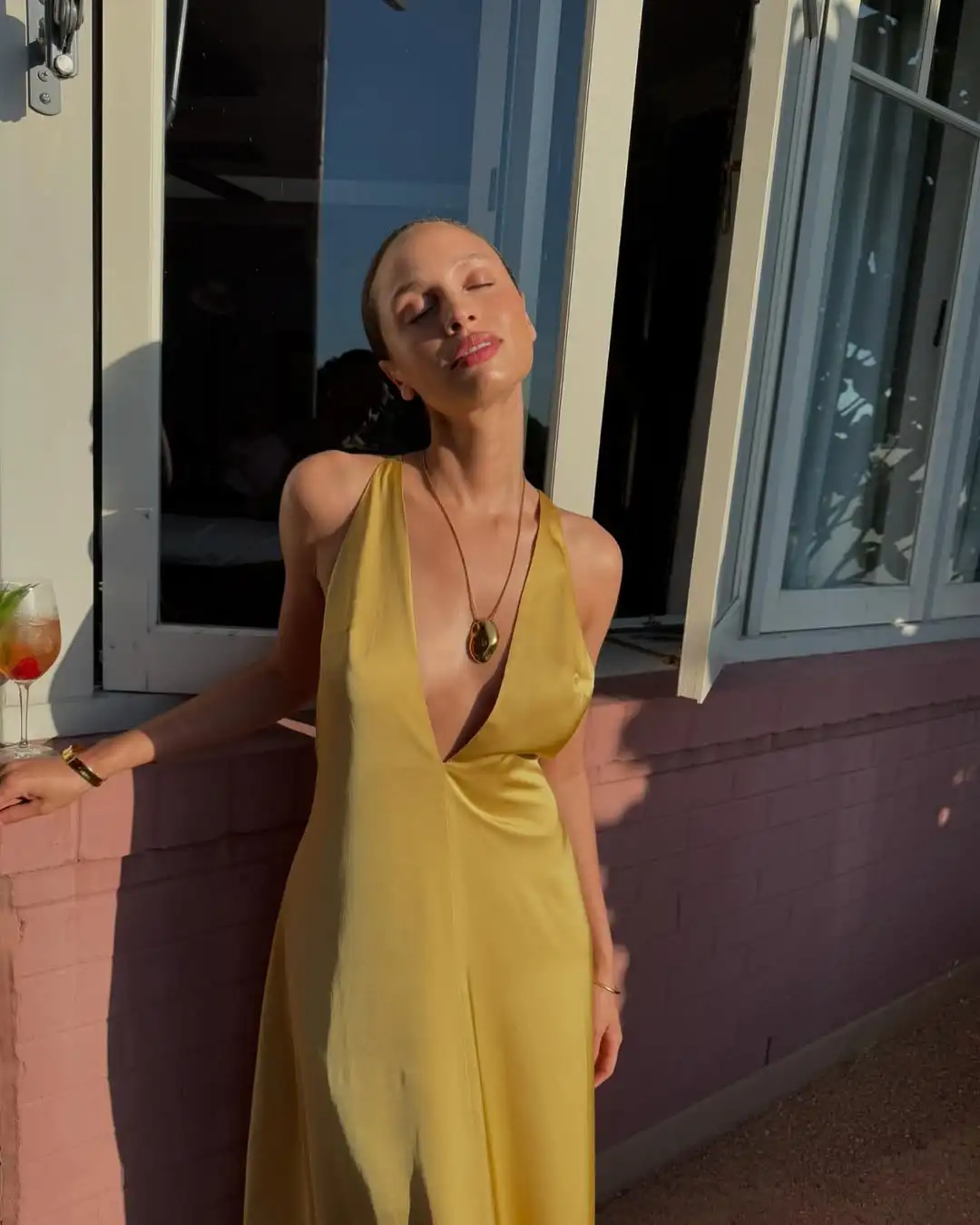 فستان ماكسي أنيق من الساتان بدون ظهر للنساء مثير بدون أكمام مكشوف الأكتاف ورقبة على شكل حرف v فساتين فضفاضة بطيات 2025 رداء أنيق للإجازات للسيدات #5