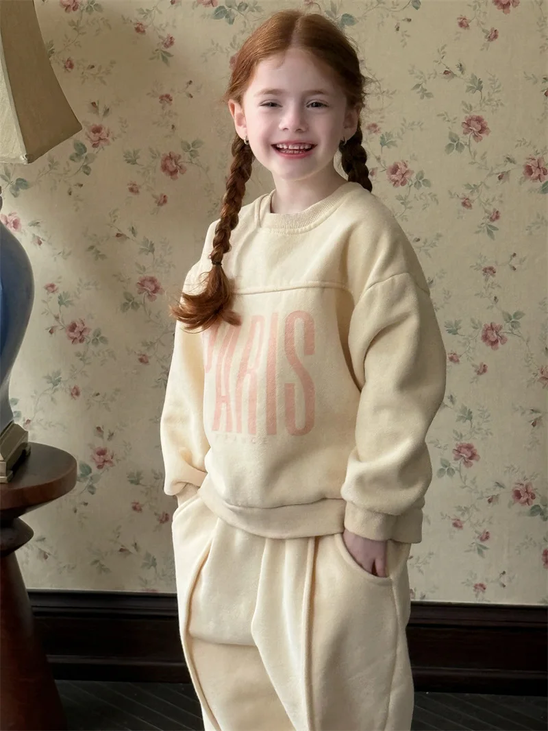 مجموعة الفتيات 2025 الشتاء الكورية المطبوعة لطيف رسالة ومخملية هوديي مجموعة عصرية عارضة بسيطة وحيوية خلع الملابس