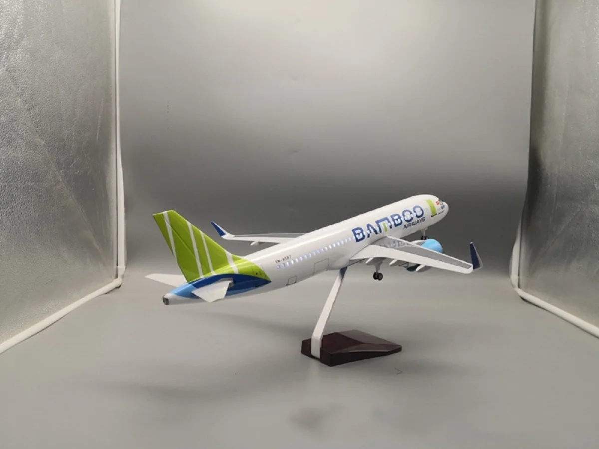 Aereo A320 Bamboo Airlines Scala 1:80 47 cm Airbus 320 Modello di aereo in resina W Luci e carrello di atterraggio Aereo souvenir Giocattolo Raccogliere