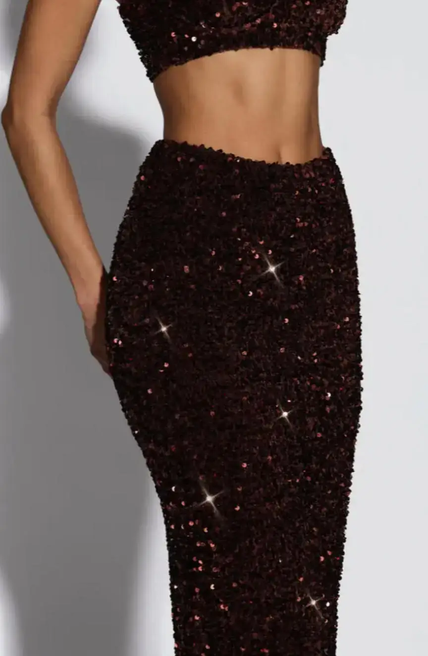 ชุดราตรีสองชิ้นประดับเลื่อมสีเบอร์กันดี ดีไซน์หรูหรา ผ่าสูง พร้อมเชือกผูกด้านหลัง สำหรับโอกาสพิเศษ ปี 2026