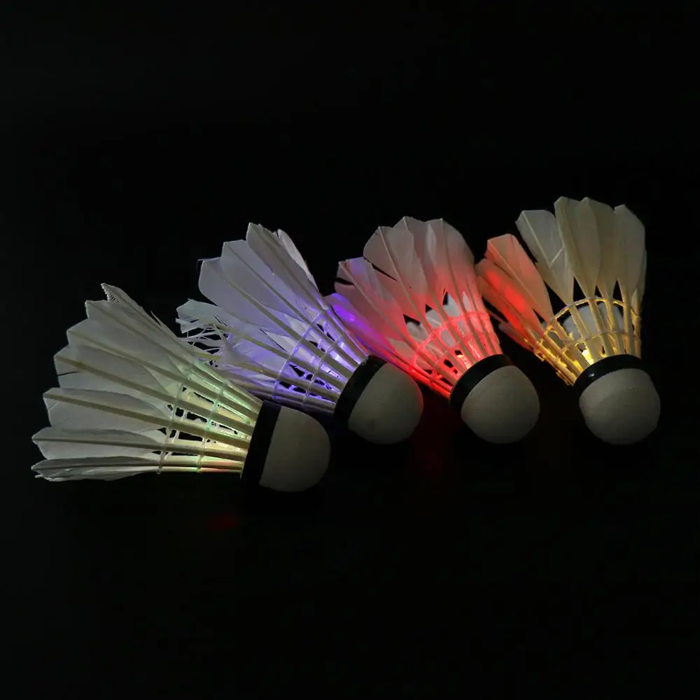 Ciemna noc LED Badminton Luminous Foam Head Lighting Badminton Trwały kolorowy świecący lot Sporty na świeżym powietrzu