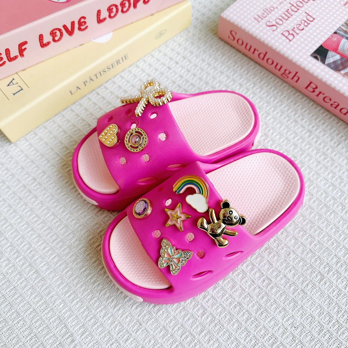 

Новые популярные универсальные тапочки из ЭВА с бантом и радужным медведем для мальчиков и девочек, модные двухцветные нескользящие сандалии на мягкой подошве 831