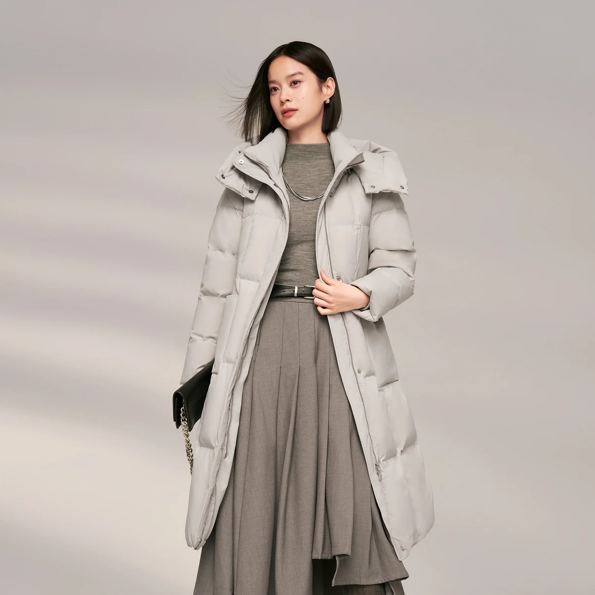 

Длинное пуховое пальто BOSIDENG с изысканными деталями. Особенности элегантного шнурка для формирования талии, больших боковых карманов и деликатесов.