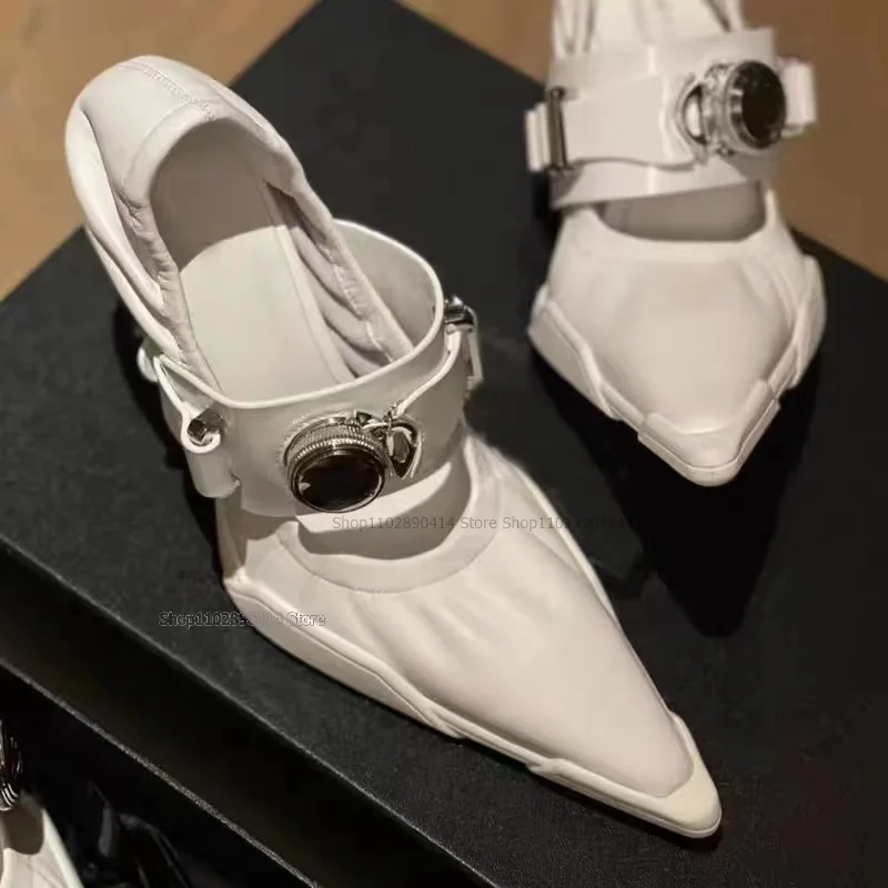 Zapatos de tacón con punta estrecha Para mujer, calzado con decoración de Metal, sin cordones, estilo extraño, Sexy, novedoso, color blanco, 2023