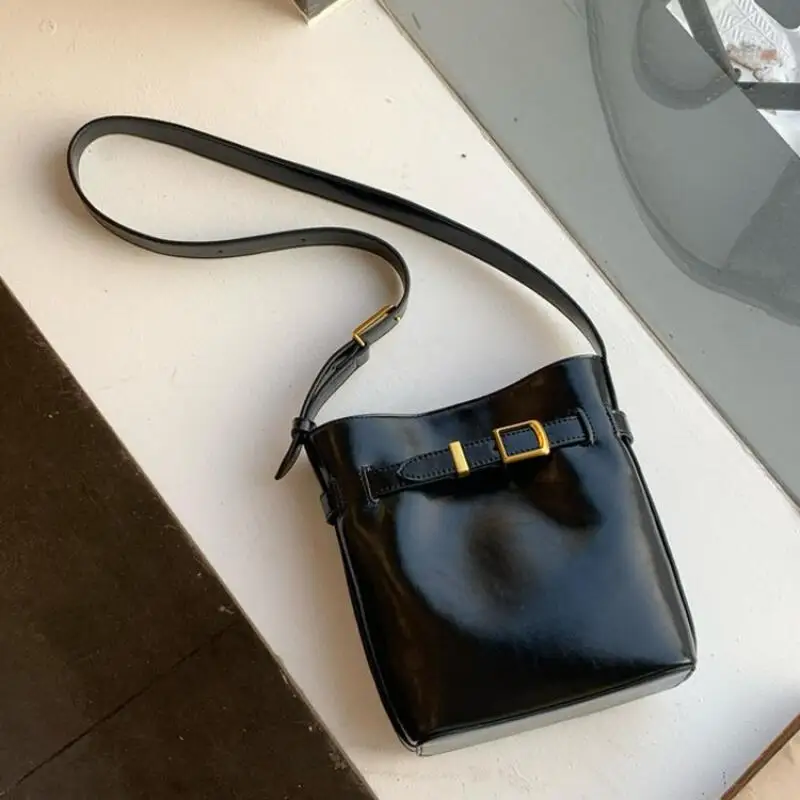 New Fashion Bucket Bag Shoulder Bags Oil Wax Skin Solid Academy Style Leisure Versatile High Capacity Commuter Crossbody Bags