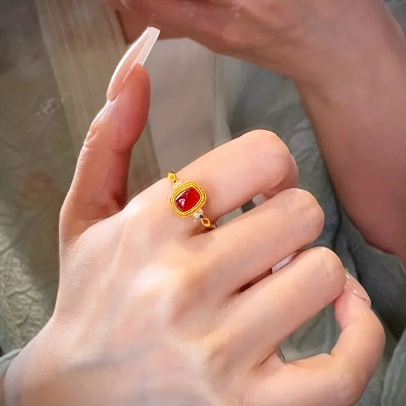 تخريمية ذهبية جديدة على الطراز الصيني مرصعة بالزركون الأحمر خاتم نسائي مفتوح فاخر ومزاج نبيل