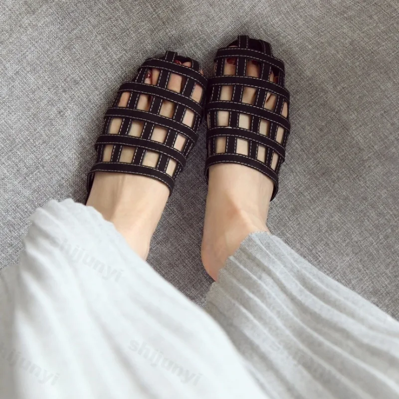 صنادل كاجوال للنساء لصيف 2025، شباشب جديدة مجوفة قابلة للتنفس ومريحة للشاطئ في الهواء الطلق، شباشب رائعة وخفيفة الوزن