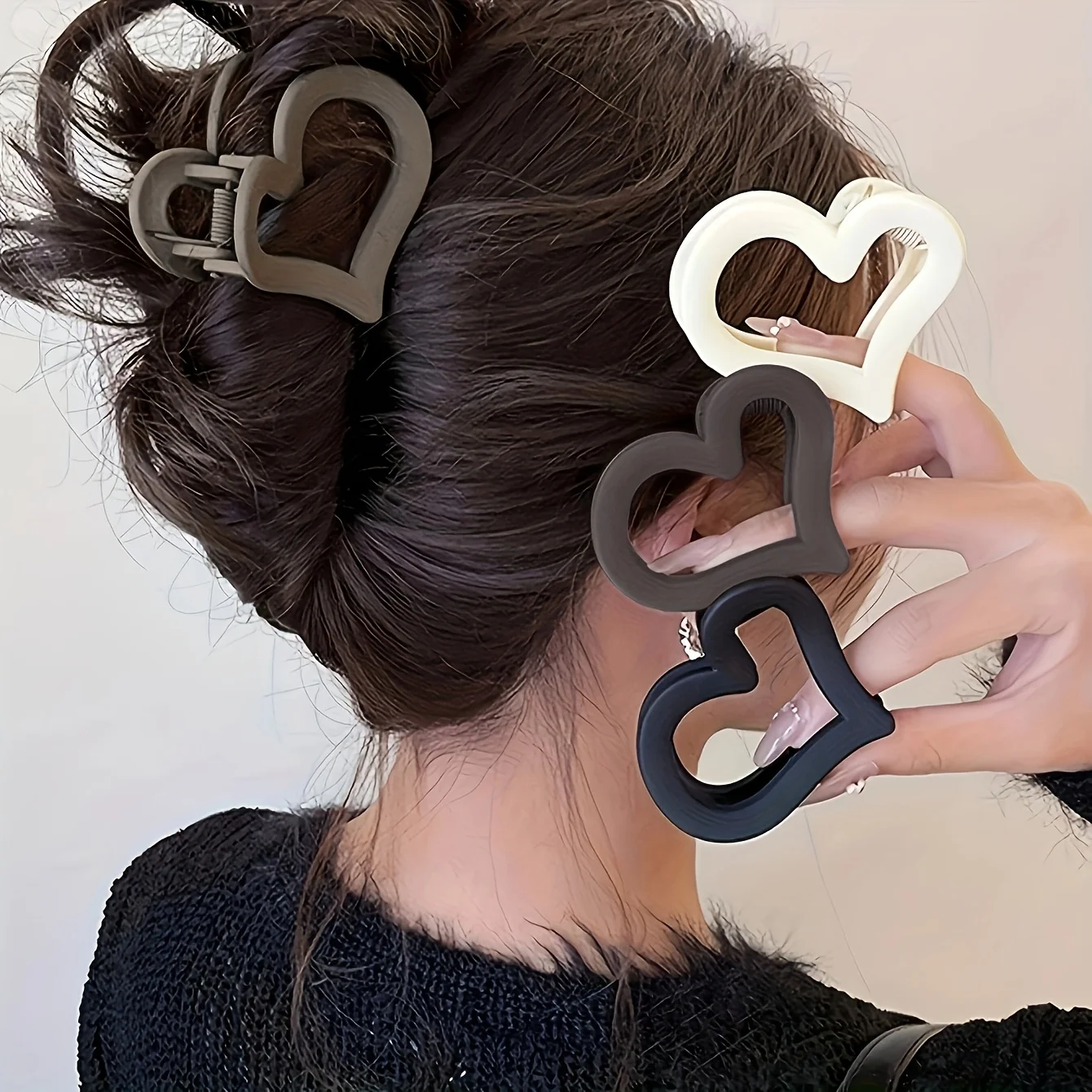 

Simple heart-shaped lightweight hair clip, solid color hair claws, suitable for daily outings and makeup matching