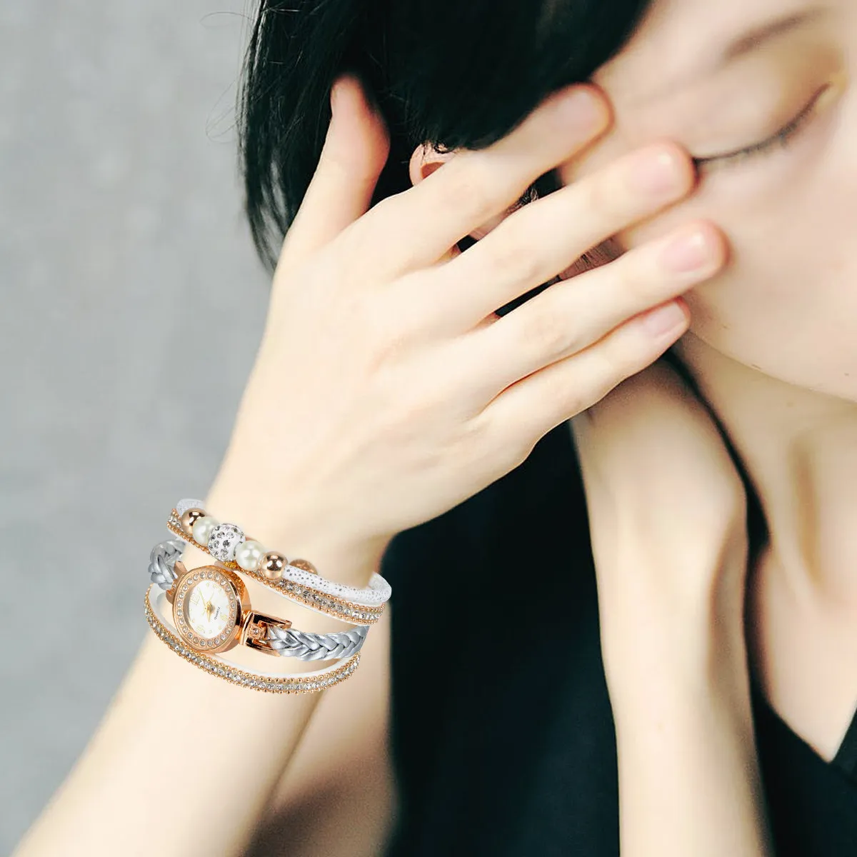 

Шикарные женские часы с белым дизайном, украшенным стразами, с плетеным ремешком, кварцевые наручные часы, модный аксессуар для повседневного или официального образа.