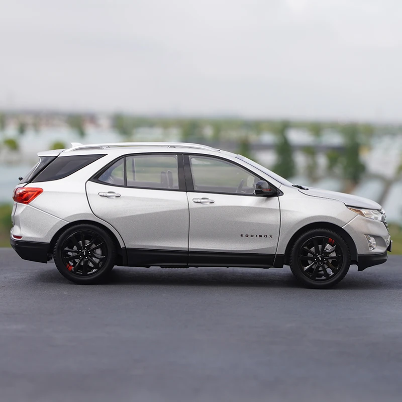 1:18 Chevrolets Equinox Redline SUV coche en miniatura de aleación Diecast Metal vehículo todoterreno modelo de coche colección de simulación juguete para regalo para niños