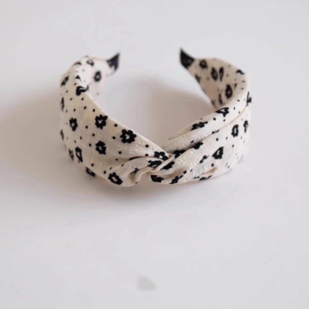 Schwarz-weißes Haarband mit Blumenmuster und breitem Rand zum Waschen des Gesichts, vielseitiges Stirnband zum Ausgehen, Haarspange und Kopfaccessoire – Detail 5