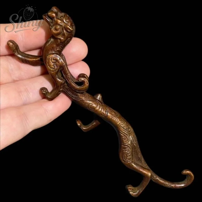 

Retro Mythical Beast Flying Tiger Pen Holder for Study and Living Room, Alloy Ornament for Prosperity and Good Fortune