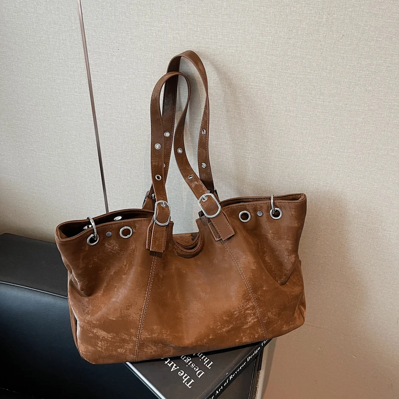 

Осень 2024, новые однотонные модные сумки на плечо из искусственной кожи большой вместимости, стильный дизайн, популярные модные супер крутые повседневные сумки-тоут для женщин