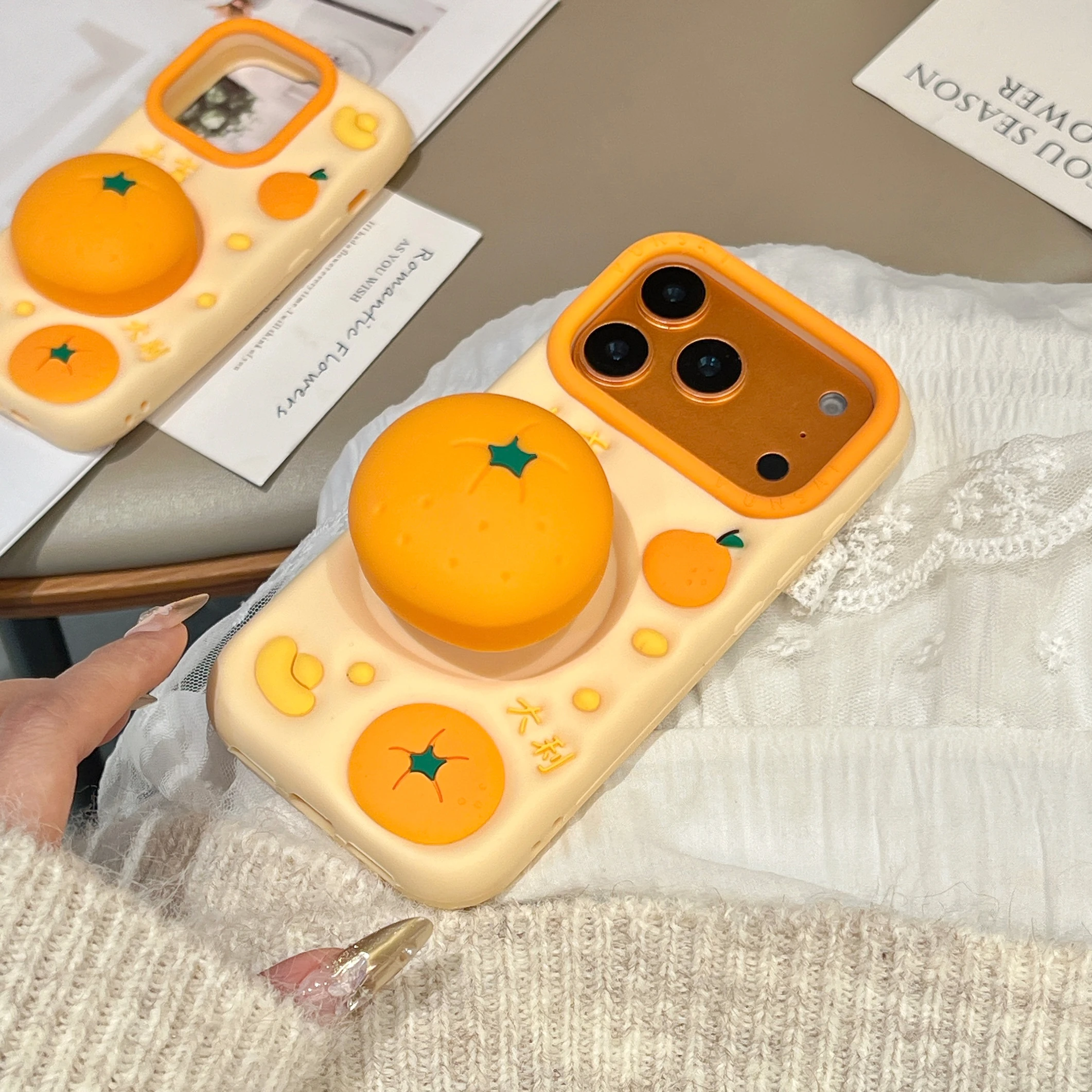 دعامة تصغير ثلاثية الأبعاد برتقالية لهاتف آيفون 17 برو ماكس 12 13 14 15 16 برو ماكس كارتون لطيف ، حافظة هاتف من السيليكون الناعم غطاء خلفي للبشرة