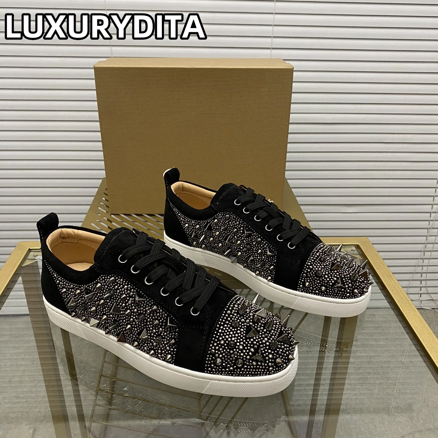 

Top Quality Womens Trendy Casual Tennis Shoes Luxury Mens Real Leather Sneakers 35-48 Designr Rivet Red Sole Lovers Shoes M0135