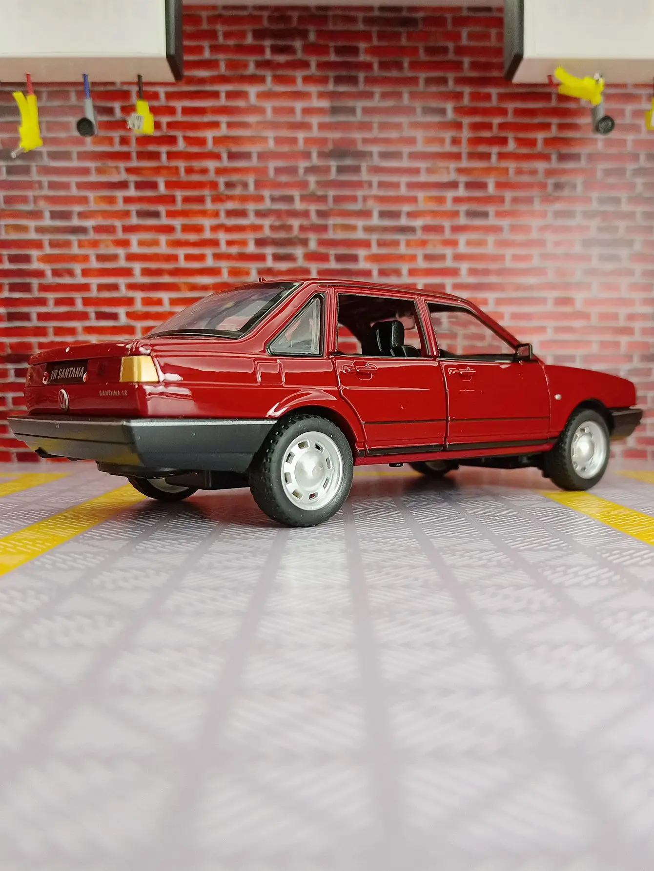 1:24 Santana aleación retro clásico coche modelo acústico-óptico coche extraíble se puede regalar como regalo de cumpleaños para amigos