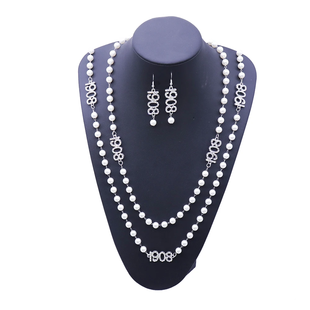 Graduate University mujeres servicio comunitario hermandad 1908 collares de perlas joyería elegante