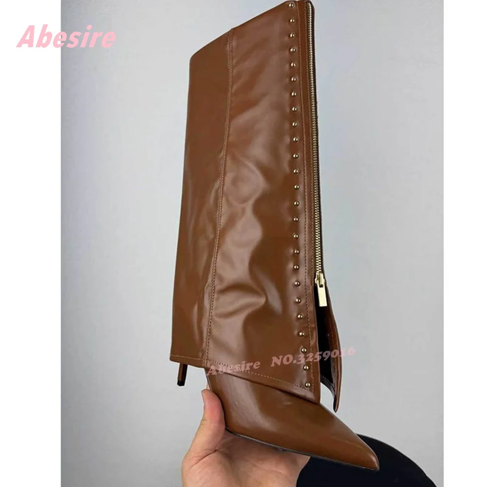 Сапоги до колена на шпильке с заклепками и молнией спереди, коричневые кожаные зимние ботинки с острым носком для женщин, теплые 2026, новая роскошь
