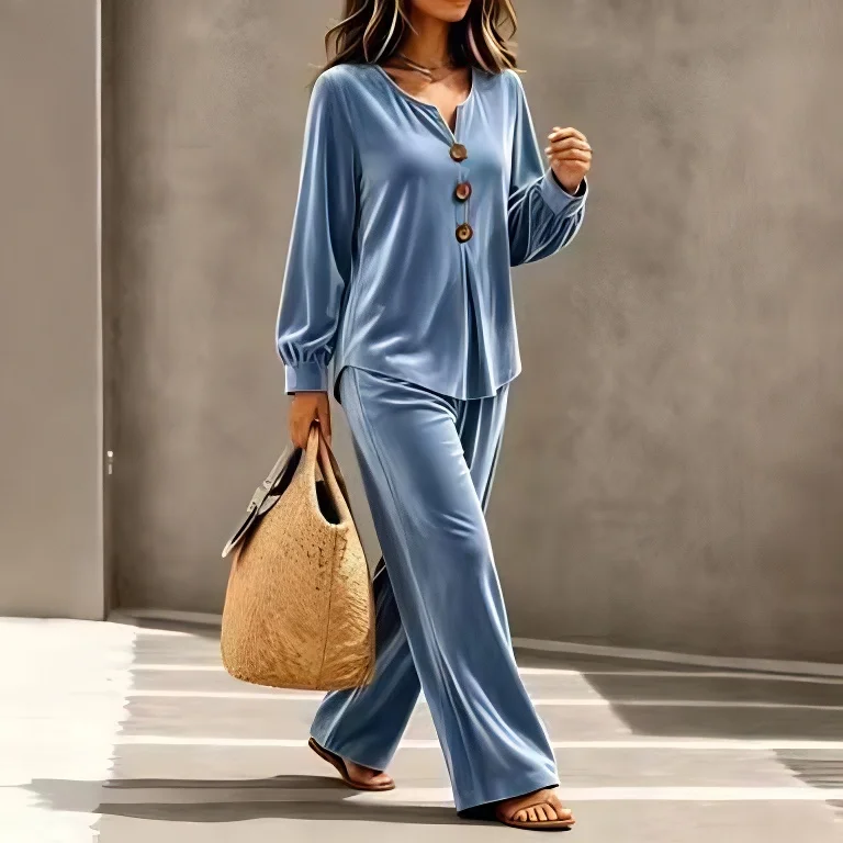 Damen-Outfit, bestehend aus zwei Teilen: Oberteil mit V-Ausschnitt und Knopfverzierung, lange, ausgestellte Ärmel, weite Hose, lässiger Herbst-/Winter-Look, passendes Set mit Taschen. – Detail 2