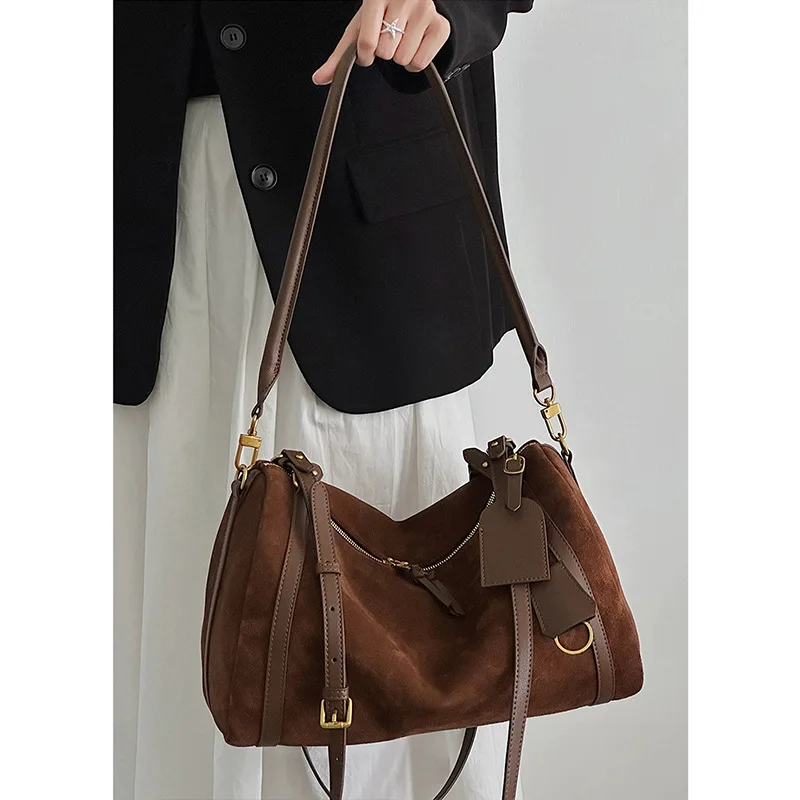 

2025 Новая мода в иностранном стиле, матовая замшевая ретро универсальная женская сумка, большая вместительная сумка через плечо