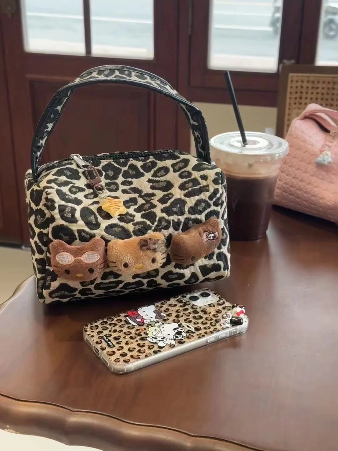 حقيبة مكياج هالو كيتي ليوبارد من الجلد الأسود للنساء ذات سعة كبيرة وحقيبة يد محمولة للسفر والعناية بالبشرة ومستحضرات التجميل