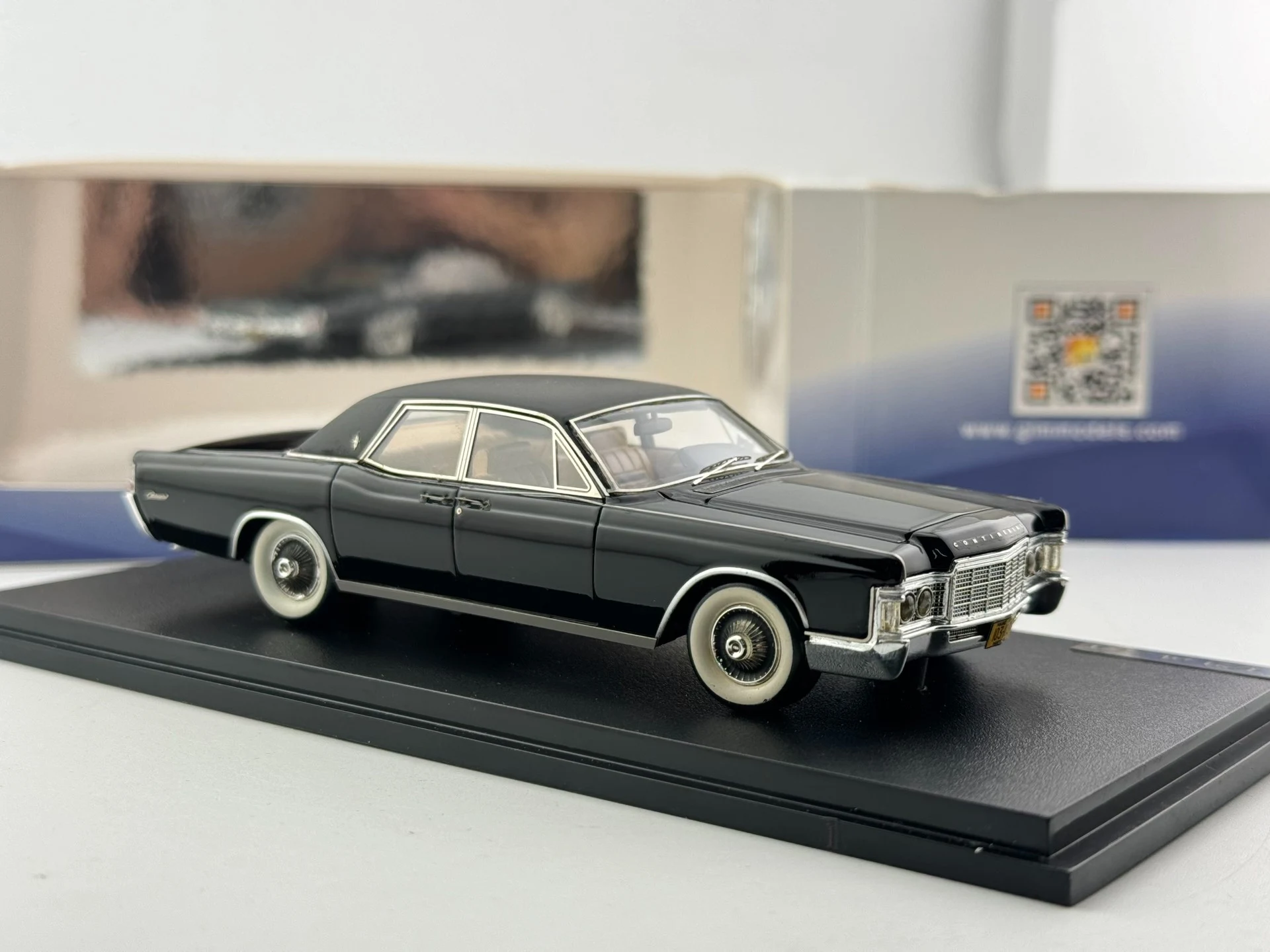 Flaws Explosion Window GLM 1/43 Scale Lincoln Continental 1969 Car Model