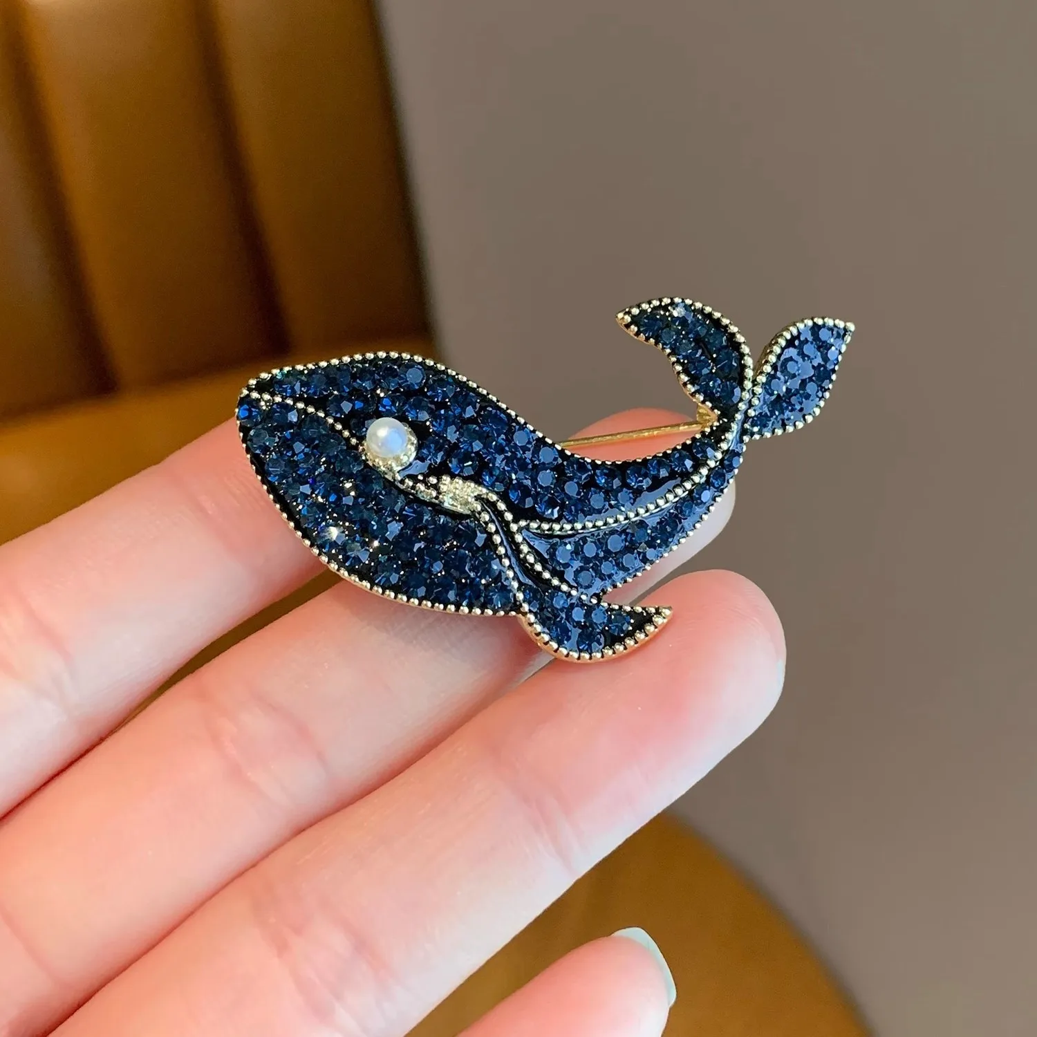 Fashion Vintage Style Dolphin Jewelry Brooch Woman Blue Dolphin Whale Pendant Brooch Pin Crystal Rhinestone Party Wedding Gift