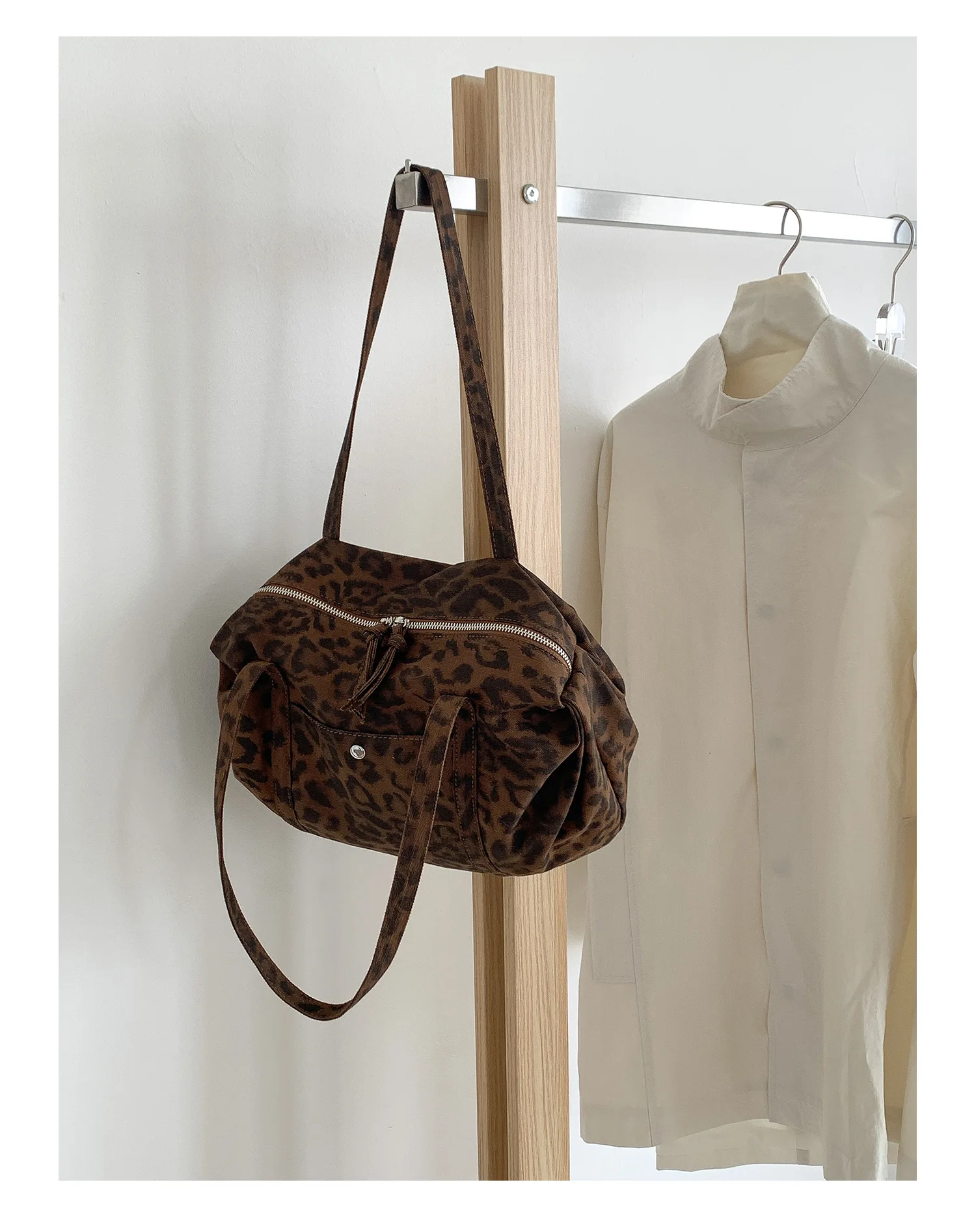 Wilde Leopardenmuster Nylon Umhängetasche Große Kapazität Multipocket Tote Bag Trendy Frauen Casual Geldbörse Guangzhou Hochwertige Tasche – Detail 24