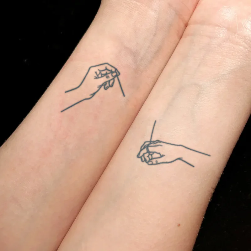 

Временная татуировка для пары с изображением рук, выполненных в технике вытягивания нити, на основе трав, водостойкая, долговечная, нежная минималистичная линейная графика для рук для пар.