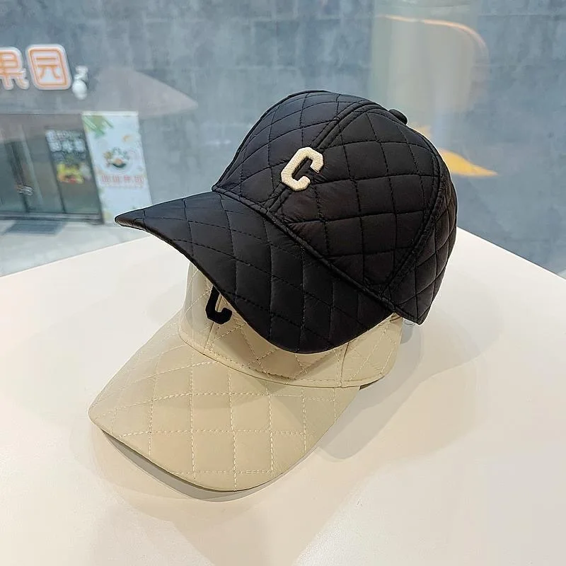 Eine warme Baseballkappe aus Daunenbaumwolle mit gepresstem Gitter und Winterstickbuchstaben, einfache Entenschnabelmütze für Paare