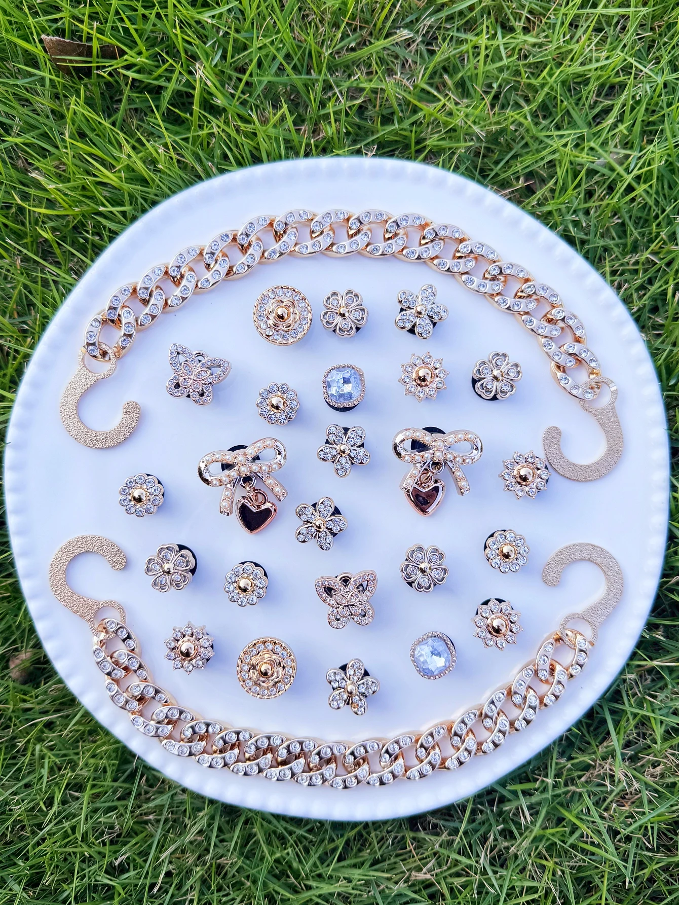 26 قطعة من الإكسسوارات الذهبية (أقواس قلادة، زهور الماس المنقطة، الفراشات الصغيرة، سلاسل الماس المنقطة، إلخ.) - من السهل