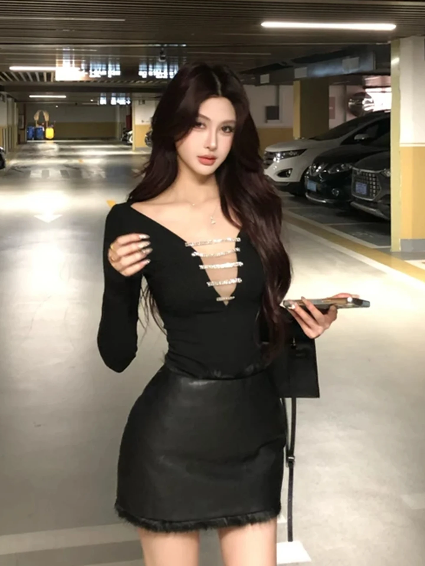 

XZY Сексуальный комплект из топа с V-образным вырезом, вырезами и стразами, и юбки, женский, больших размеров, зимний, модный, с высокой талией, короткий S...