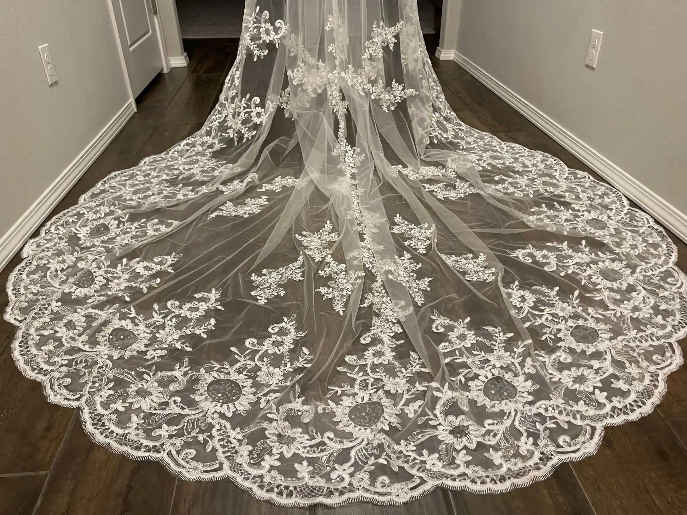 Vintage Bridal Veils Women One-Layer Embroidery Lace Edge Waltz Length Veil Princess Occasion Dress robes de soirée Customized