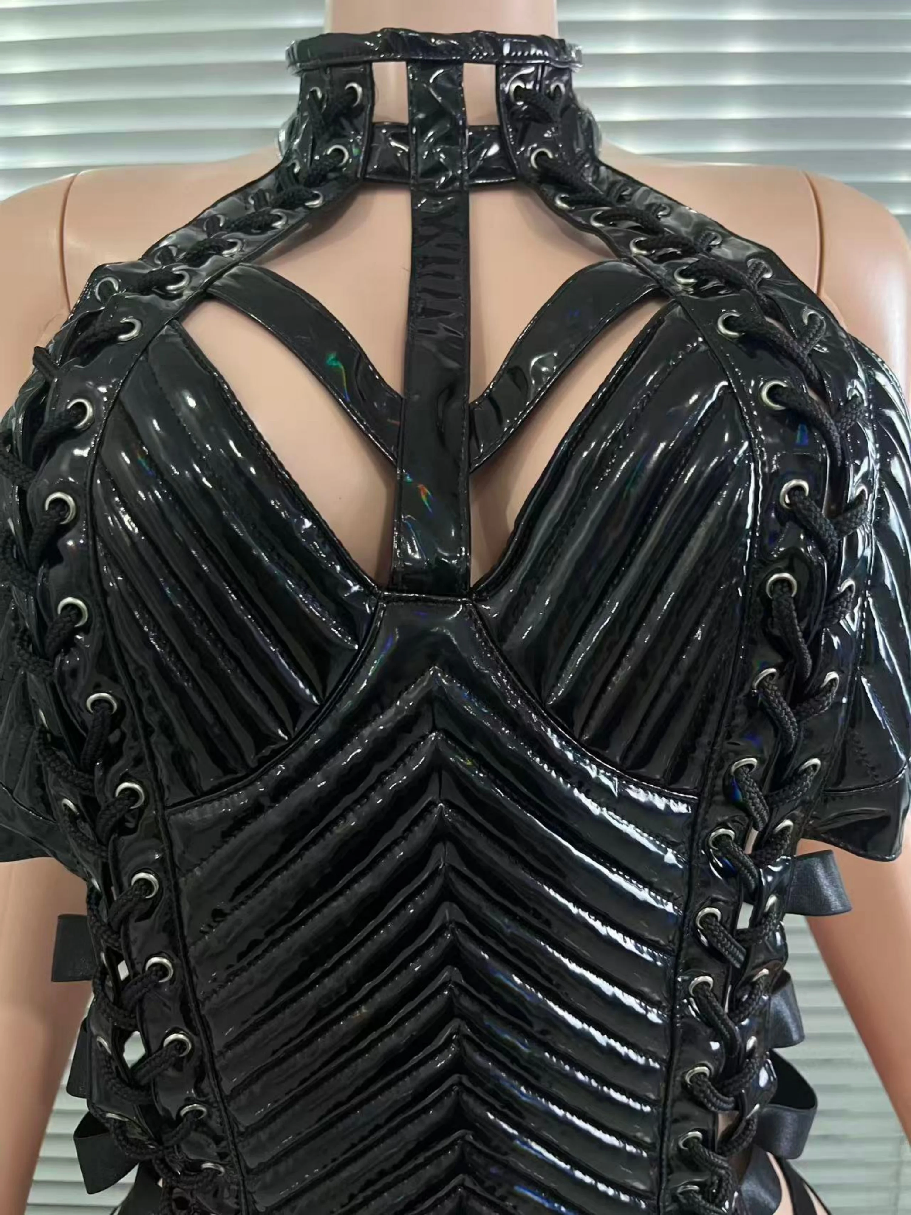 ゴシックスタイルのエッジィなミニドレスは、ユニークなカットアウト、レースアップが特徴で、クラブナイト、コンサート、トレンディな集まりに最適です。