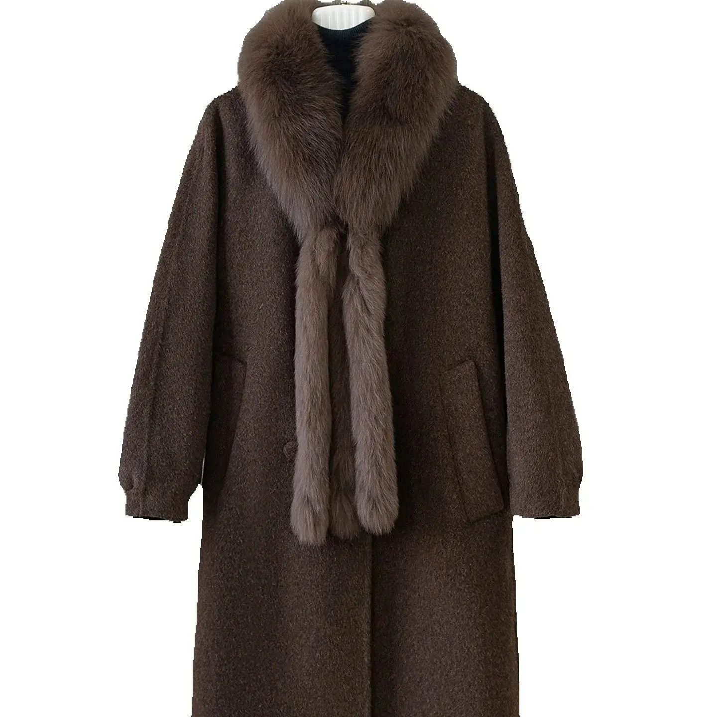 

Элегантное женское шерстяное пальто средней длины со съемной двусторонней кашемировой подкладкой и шарфом из лисьего меха.