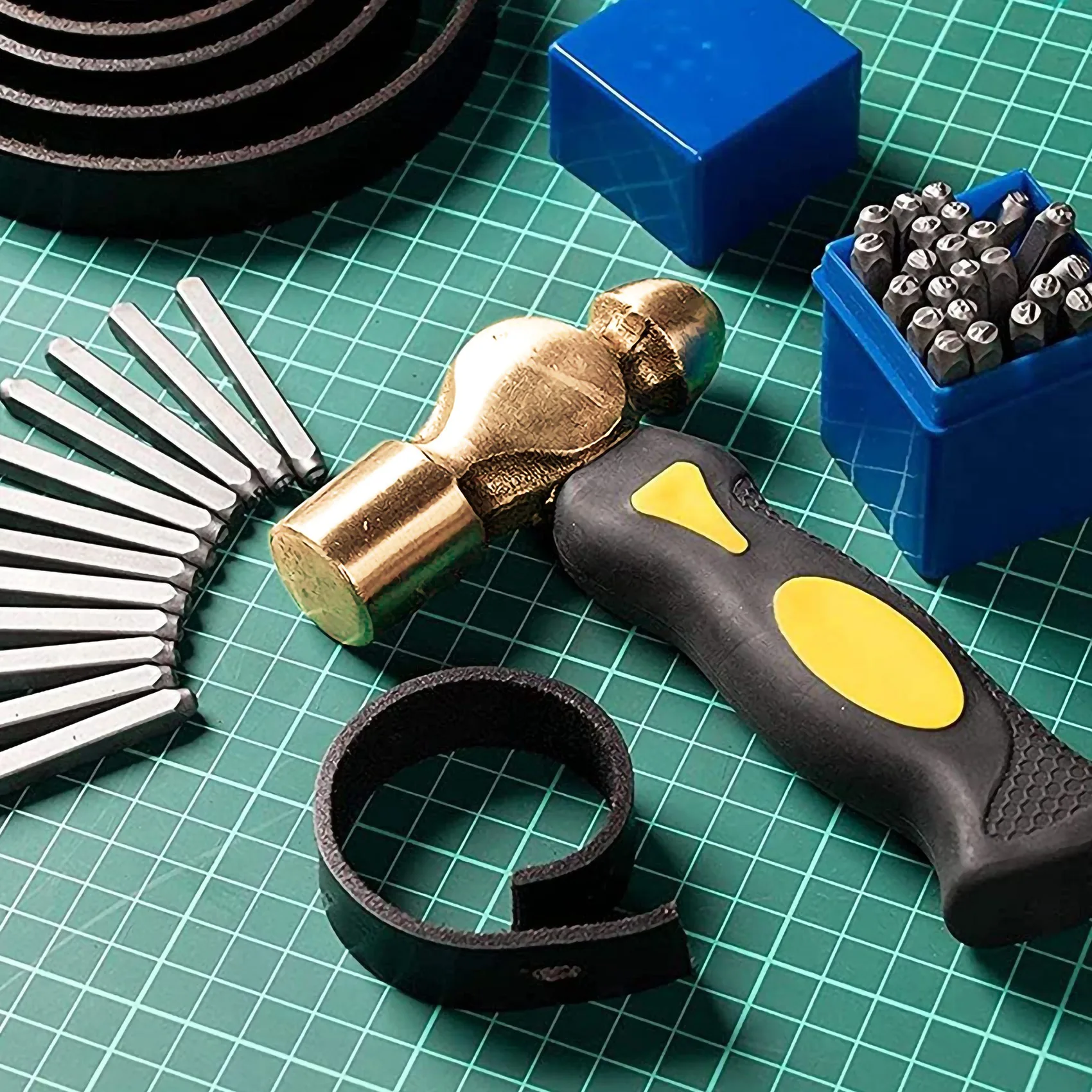 AA26P 1Lb marteau d'estampage en métal en laiton têtes de maillet Double face marteau en laiton avec enclume de fer pour bricolage artisanat artisanat fabrication de bijoux