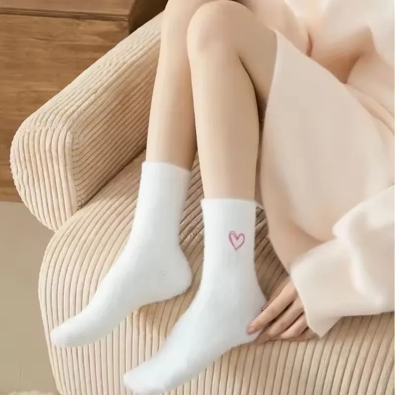 5 pares feminino engrossado meias de vison rosa coração bordado pijamas de pelúcia cor sólida quente tubo médio outono inverno casa meias