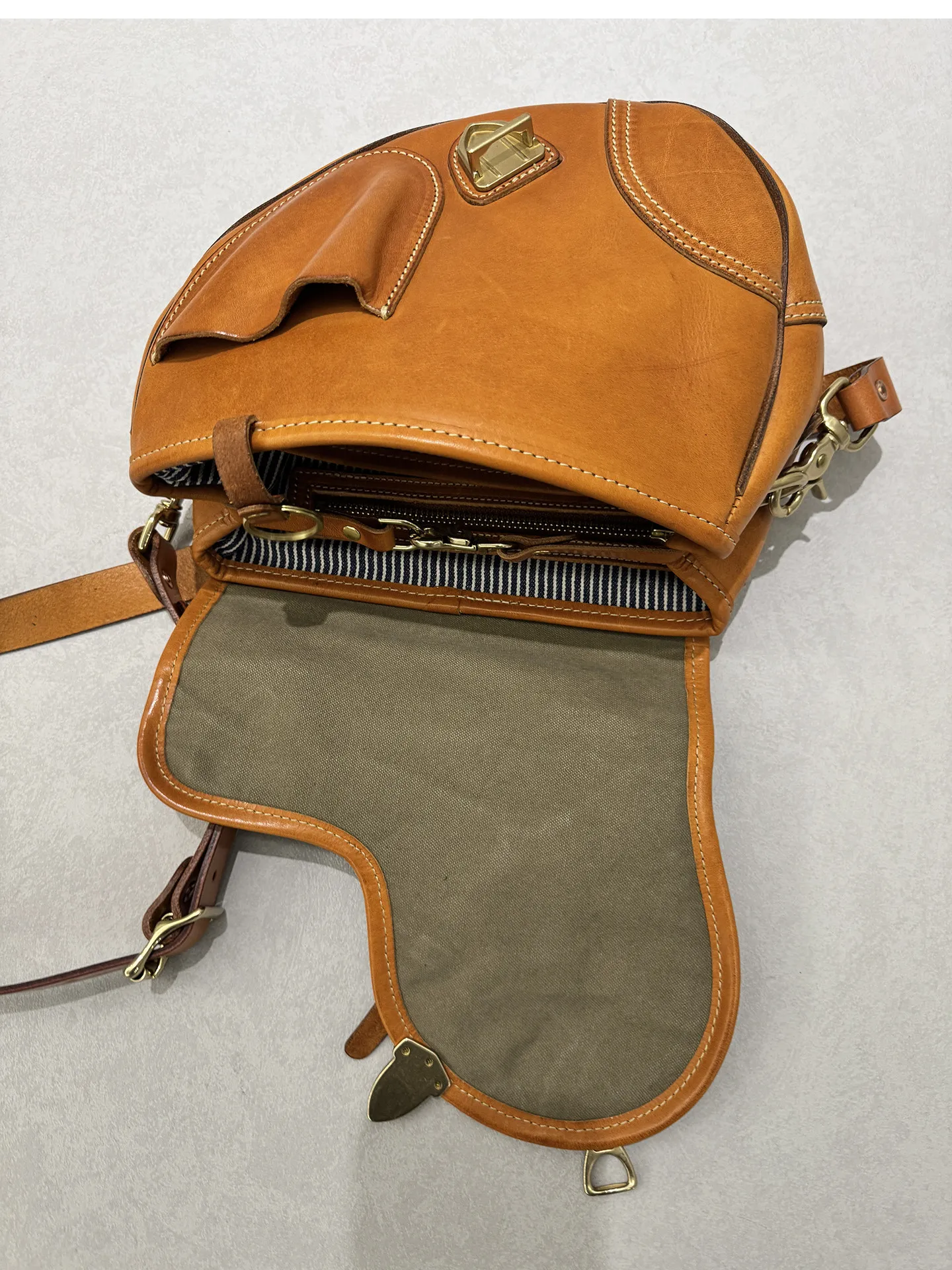 Handgefertigte, hochwertige Damen-Satteltasche aus erstklassigem Rindsleder für den täglichen Gebrauch, luxuriöse Schultertasche aus echtem Leder für Reisen. – Detail 20