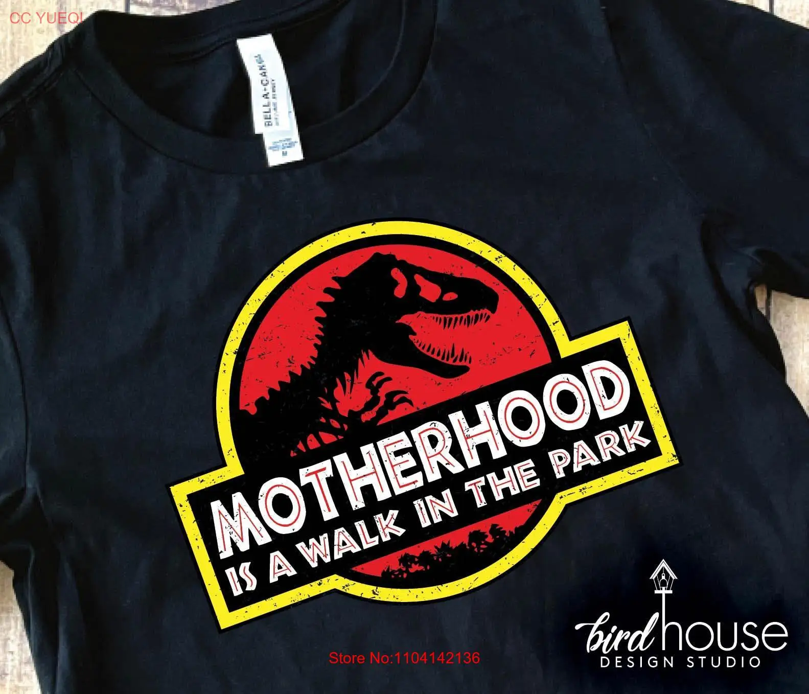 الأمومة هي المشي في الحديقة تي شيرت مضحك تيز لأفكار هدية عيد الأم ديناصور الأمهات العالمية