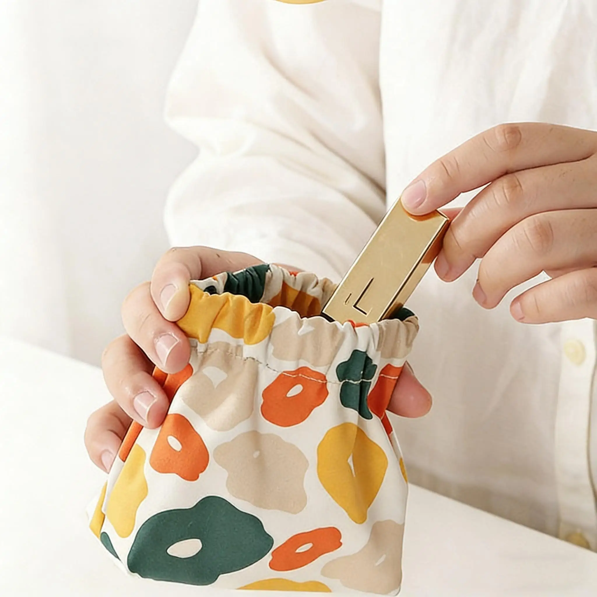 Portable mini lipstick change storage bag with elastic sheet