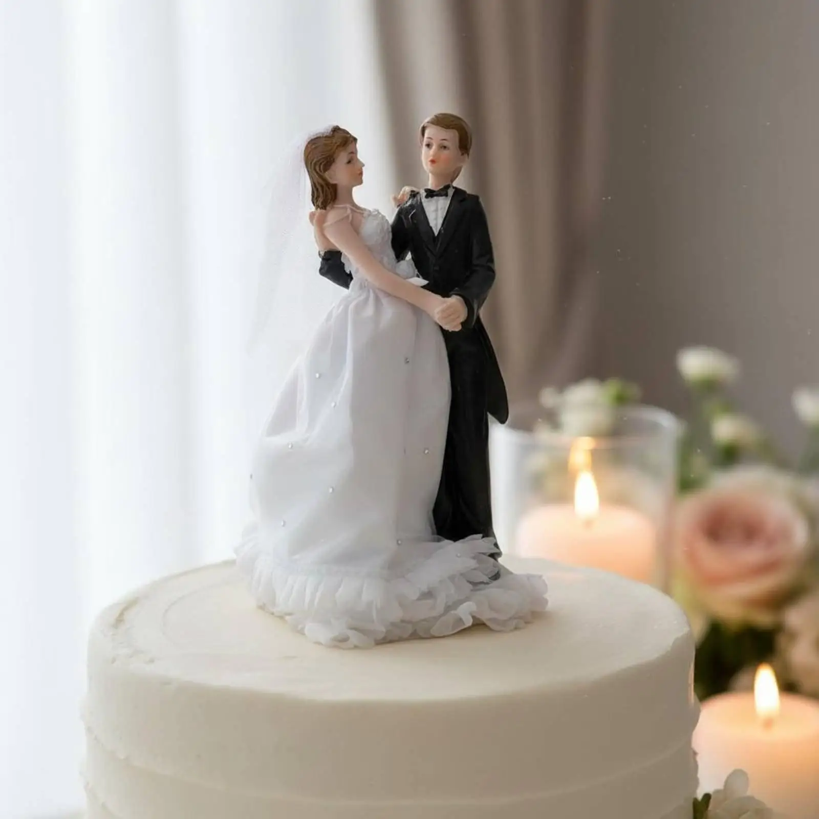 Decorative Wedding Cake Topper Synthetic Resin Bride Groom Statue for Ornaments Wedding Table Decoration