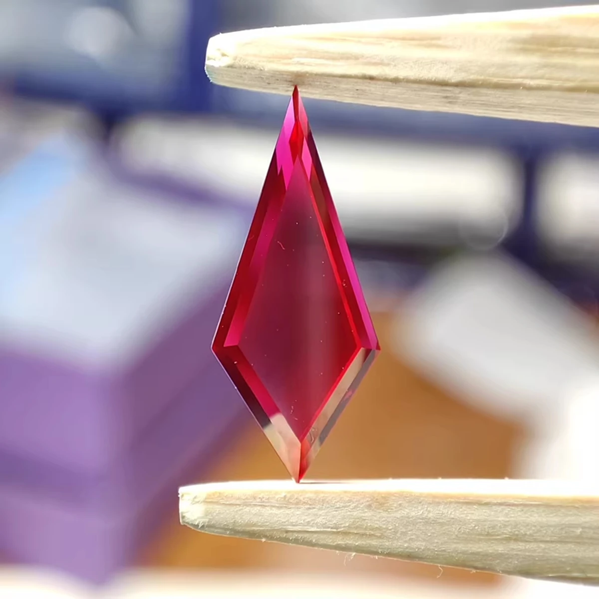 

Cultivated Kite Shaped Pigeon Blood Red Gemstone Ruby Shape Rhombus Suitable For Nail Art DIY Jewelry And Clothing Decoration