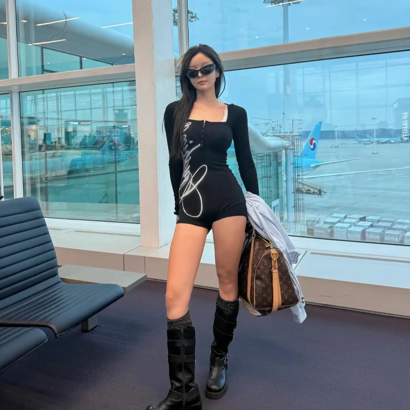 Ragazza calda europea e americana slim fit con stampa cool girl shopping tuta casual a maniche lunghe in bianco e nero