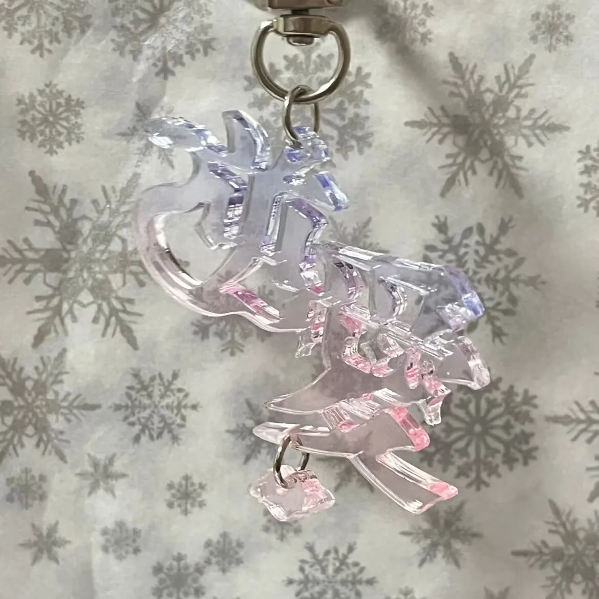 クリエイティブテキスト立体「リバースラブ」ペンダント、ボーダーレスグラデーションアクリルキーホルダー、ギャロッピングウー・スオウェイ・ジユー