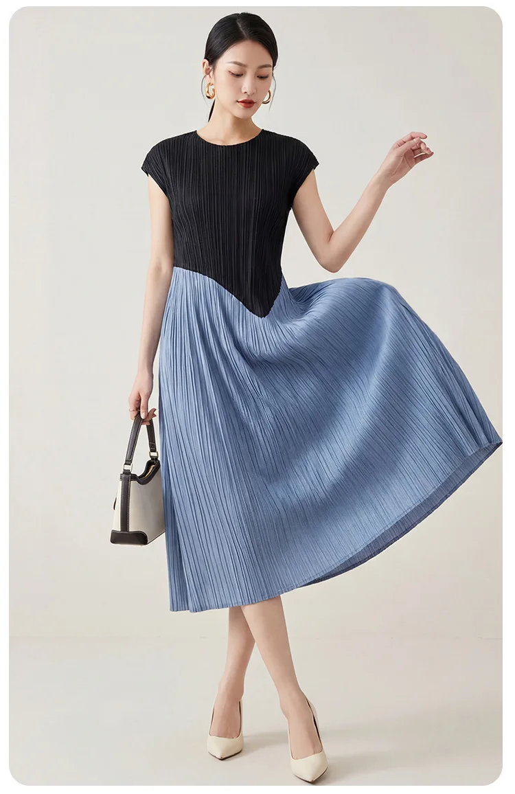 High-end, elegant, goddess-like dress with color blocking, perfect for everyday wear and commuting; mid-length pleated skirt.