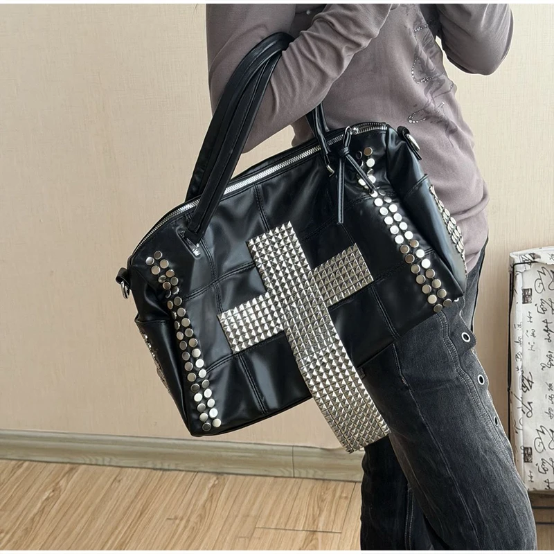 Rivet Cross Umhängetasche, Damen Punk Metall-Nietenbesetzte Tragetasche, Große Kapazität Motorrad-Biker-Stil Streetwear Handtasche – Detail 16