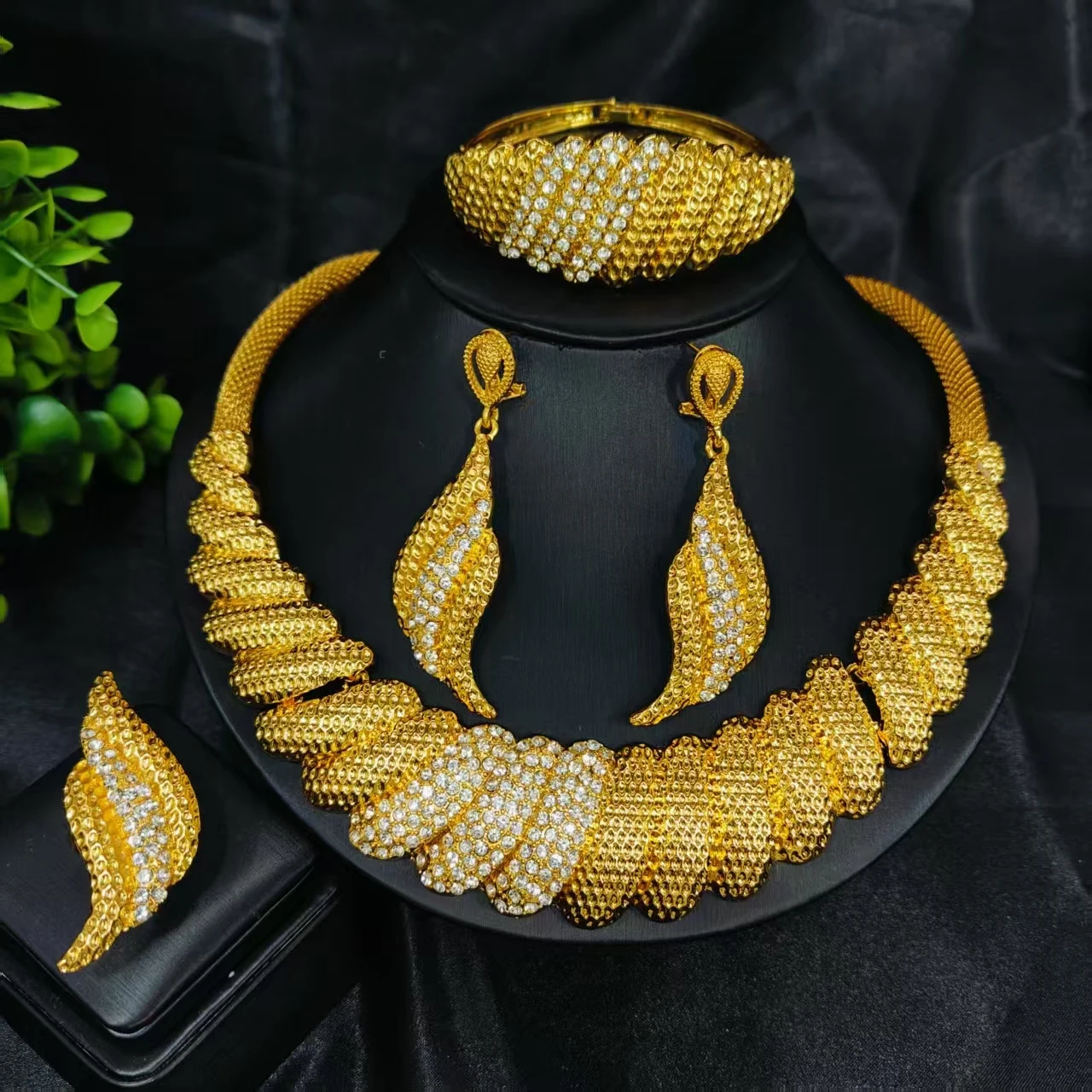

Indian Fashion 24k Gold Color Charm Necklace Earrings Bracelet Ring Set African Wedding Jewelry Bridal for Dubai Party Gifts