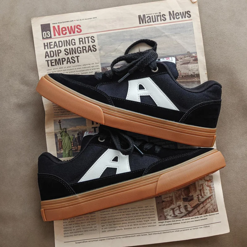 2025 nuevos zapatos de hombre, zapatos de skate de suela gruesa de otoño, zapatos de pan versátiles e informales, versión coreana, zapatos deportivos de moda